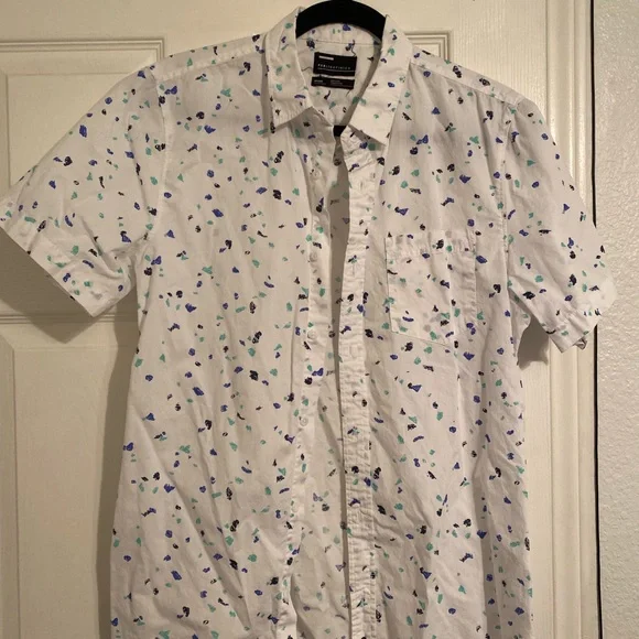 Button down - Picture 2 of 3